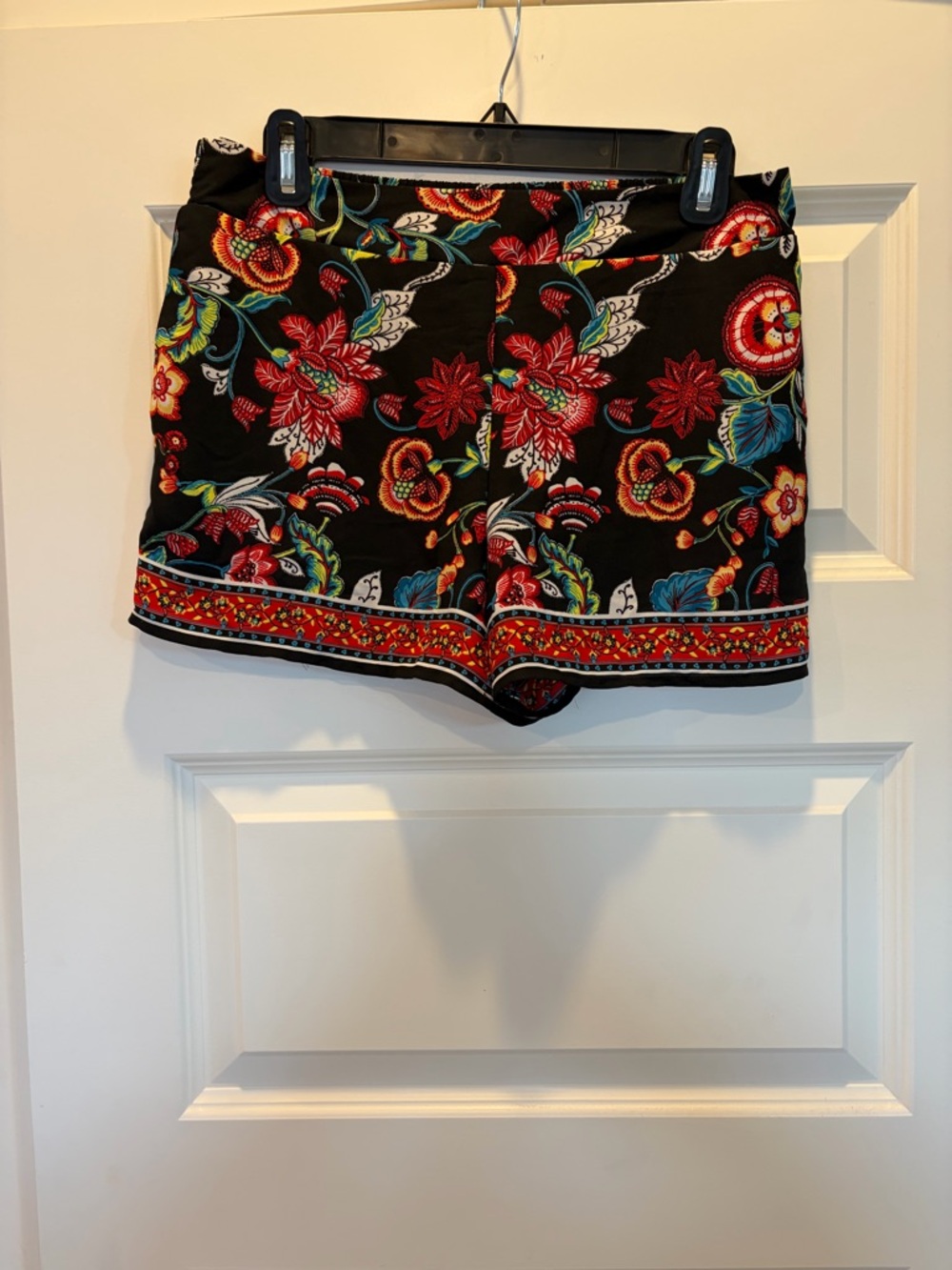 Black Floral Border Print Women's Shorts